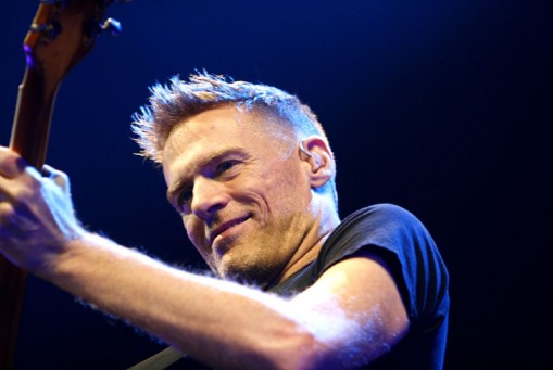 Bryan Adams koncert - kép forrása: Wikipédia - szerző: Marco Maas  - Bryan Adams koncert