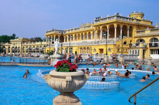   - Széchenyi Fürdő 100. születésnapja