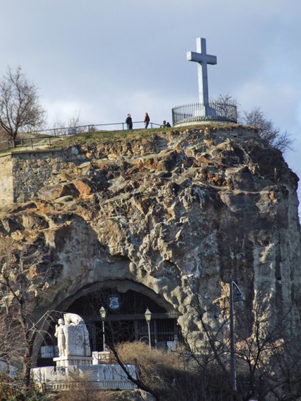 A Sziklakápolna a Szent Gellért térről (fotó: Ramirez)  - Szent Gellért Sziklatemplom